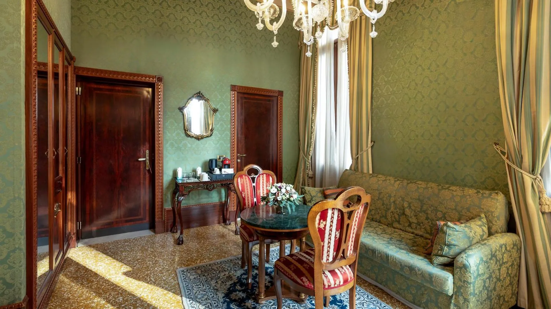 Hotel Al Ponte Dei Sospiri Venice 4*,