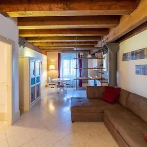 Apartment Youatmolino Canal View, Venedig