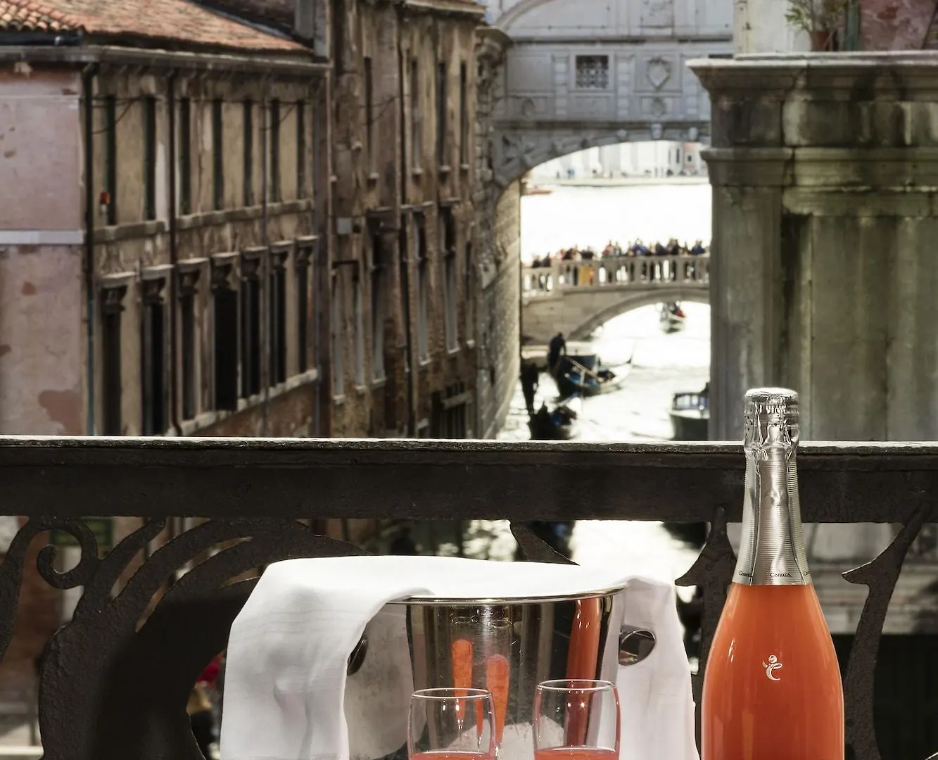 ****  Hotel Al Ponte Dei Sospiri Venice Italy